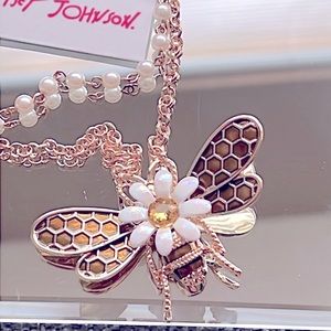 Betsey Johnson, call Thanh Binh, necklace and daisy flower with pearls